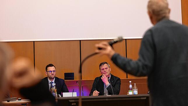 Bürgermeister Johannes Henne und Ortsvorsteher Martin Frank lauschen den Stellungnahmen der Bürger zur Beibehaltung oder Abschaffung des ...