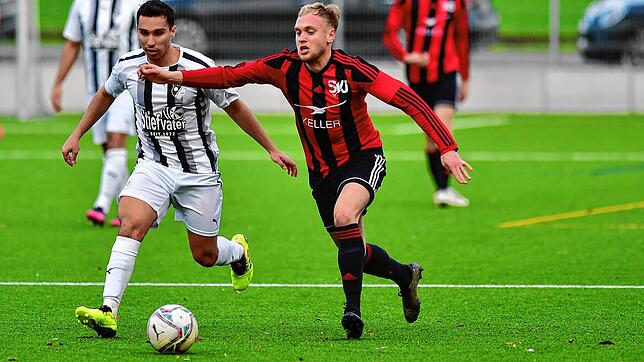 Kunstschütze: Artur Kirschmann, hier rechts auf unserem Archivbild, erzielte beim 6:1-Erfolg des SV Jestetten gegen den TuS ...