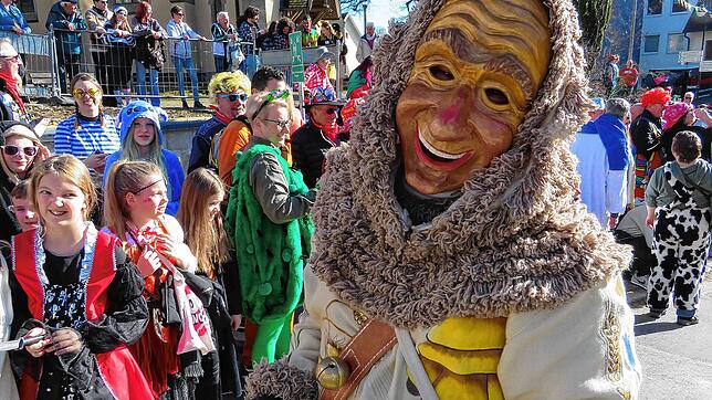 Hier ein Strohhansel in voller Montur beim Fastnachts-Umzug am Rosenmontag. Die bakannte Narrenfigur der Brigachtaler Narrenzunft zieht ...