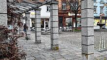 Ein Sandkasten unter der Pergola auf dem Hanselbrunnenplatz? Um die Aufenthaltsqualität zu erhöhen, werden in Donaueschingen viele ...
