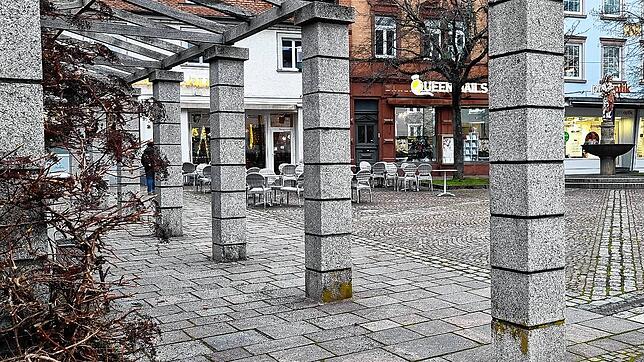 Ein Sandkasten unter der Pergola auf dem Hanselbrunnenplatz? Um die Aufenthaltsqualität zu erhöhen, werden in Donaueschingen viele ...