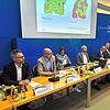 Matthias Jendryschik (von links) und Berater André Saliger stellen im Gesundheitsausschuss des Kreistages die Pläne für ein ...
