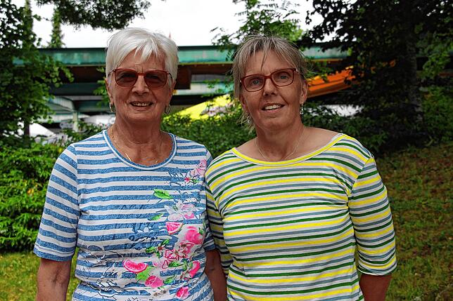 Lieselotte Kieninger und Tochter Natalie Weißhaar sind in Bad Dürrheim unterwegs. Sie beantworten Fragen zum Waschsalon.
