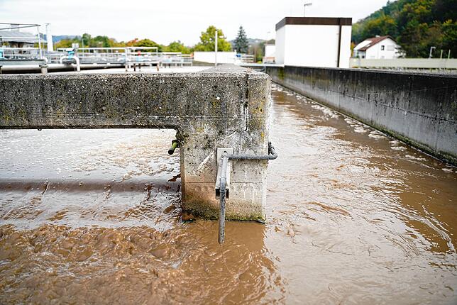 Einmal durch die Belebungsbecken geflossen, geht es durch die Entgasungsrinne auf zur nächsten Station.
