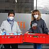 Marika Schuster (links), Marktleiterin der Tafel, und Petra Kornell, ehrenamtliche Mitarbeiterin, mit frischer Ware. Wie lange diese ...