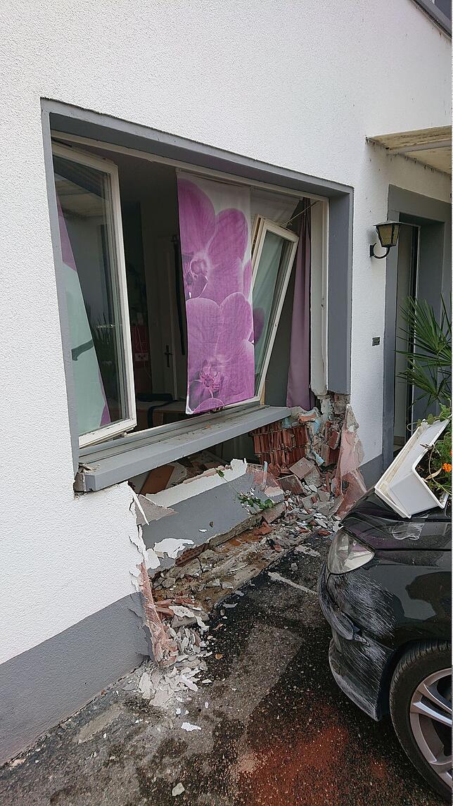 Bild 1: Blaulichtreport: Eine 66-Jährige verwechselt Gas- mit Bremspedal und kracht mit dem Auto in ein Haus