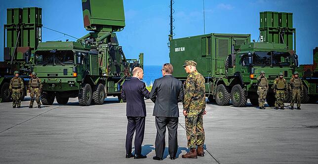 Bundeskanzler Olaf Scholz (links) überzeugt sich von der Einsatzfähigkeit des des Systems Iris-T SLM in Todendorf.