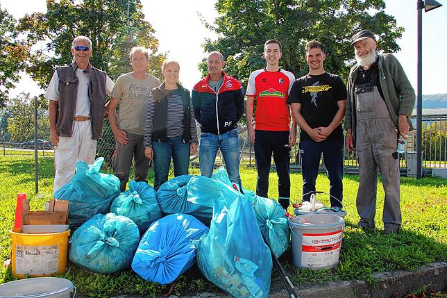 Nur sieben Personen umfasste die Sammelgruppe in Lauchringen, die Ausbeute war aber groß. Bild: Rolf Sprenger