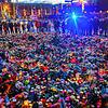 Magdeburg: Menschen stehen vor der Johanniskirche an dem ein Gedenkort eingerichtet wurde und an dem vor dem Portal Blumen und Kerzen ...