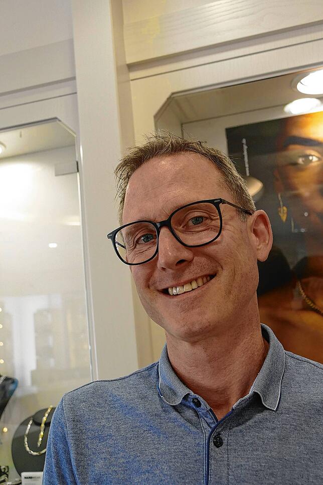 Oliver Meier, Inhaber von Uhren-Schmuck-Meier, beklagt, dass Kunden ausbleiben werden und ins Umland abwandern.