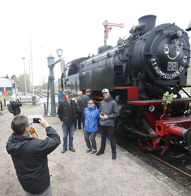 Ein beliebtes Fotomotiv, die Familie vor der Abfahrt an der großen Dampflok.