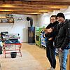 Der alte Schweinestall auf dem Gelände des Kinderhaus Bodensee ist seit 2020 eine Werkstatt. Maria Paus und Jesse Hautzinger mit Tochter ...