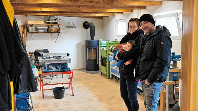 Der alte Schweinestall auf dem Gelände des Kinderhaus Bodensee ist seit 2020 eine Werkstatt. Maria Paus und Jesse Hautzinger mit Tochter ...