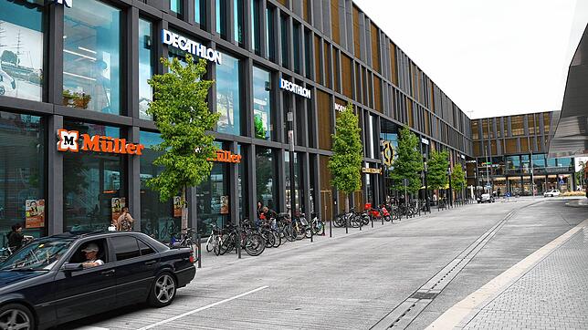 Videos, die in sozialen Netzwerken kursieren, zeigen einen Mann, der im Einkaufszentrum Cano in Singen einen länglichen Gegenstand zeigt.