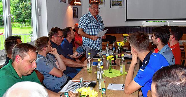 Premiere: Erstmals seit seiner Übernahme der Staffelleitung von Wolfgang Spitz lud Dieter Ruf (hinten, stehend) die Vertreter der ...