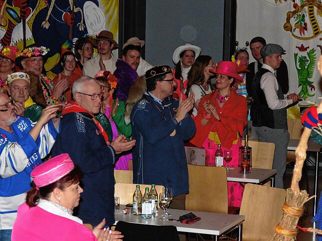 Bild 16: Närrische Stimmung, Gesang und Tanz beim Zunftball 2025