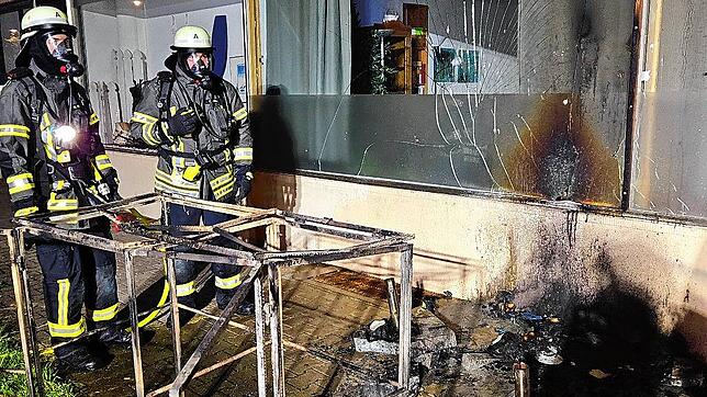 In der Regiment-Piemont-Straße verhindert die Feuerwehr 2024 den Übergriff eines Brandes auf ein Gebäude – ein Einsatz von vielen in dem ...