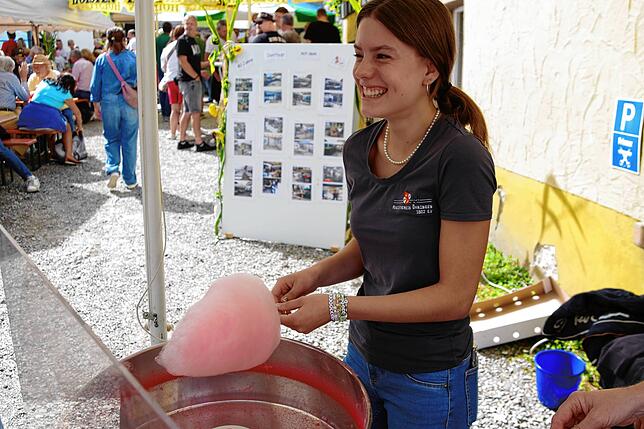 Bild 12: Buntes Programm beim 40. Öhninger Dorffest