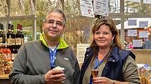 Stephan und Stefanie Baumgärtner verwöhnen die Gäste im Kurhaus mit feinen Likören und eigenen Kreationen. Bild: Roland Sprich