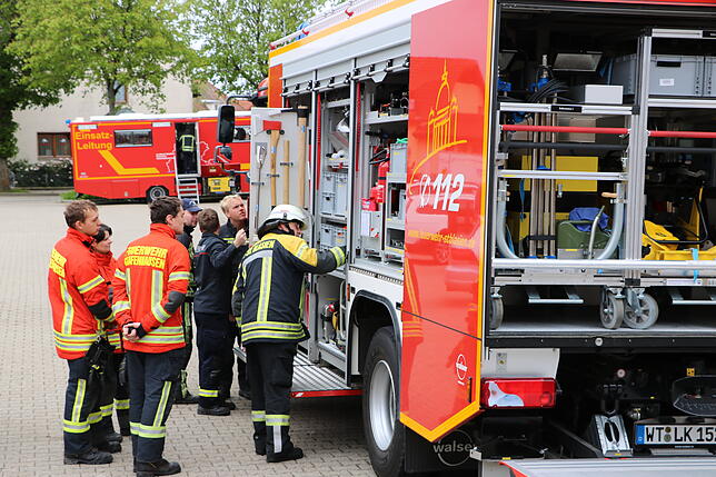 Am kreiseigenen Rüstwagen, der in St. Blasien stationiert ist, erlernten die Feuerwehrmänner und -frauen die Handhabung technischer ...