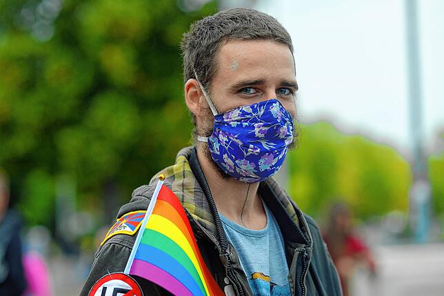 Bild 9: Menschen setzen Zeichen für Vielfalt: Eindrücke von der Queer-Pride-Kundgebung in Friedrichshafen