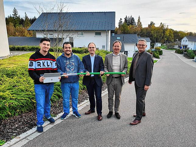 Freuen sich über das Glasfasernetz der Stadtwerke Waldshut-Tiengen auf dem Aarberg (von links): Tino Ünal, Halil Ünal, Siegfried Pflüger ...