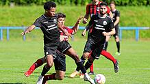 Der SC Konstanz-Wollmatingen (Liam Omore, links) spielte 2:2 gegen den FC Königsfeld (Erik Raab). Zu wenig, um die DJK Donaueschingen ...
