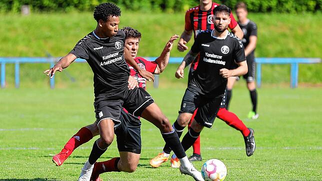 Der SC Konstanz-Wollmatingen (Liam Omore, links) spielte 2:2 gegen den FC Königsfeld (Erik Raab). Zu wenig, um die DJK Donaueschingen ...