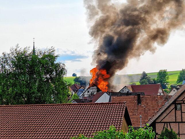 Das Haus in der Bogengasse steht am späten Samstagnachmittag lichterloh in Flammen.