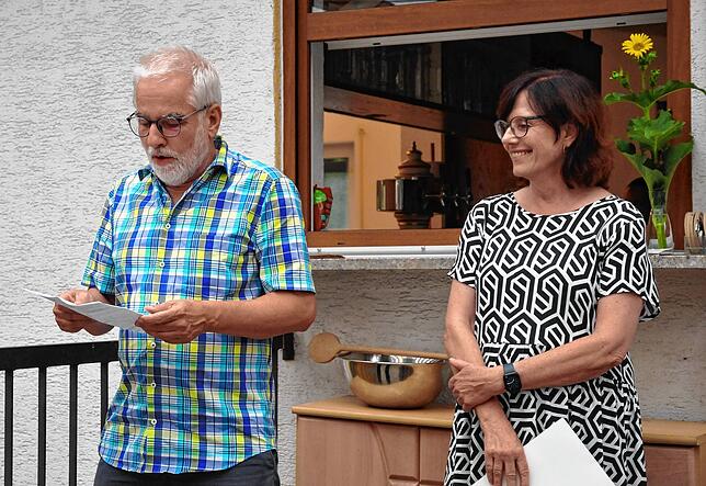 Der Singener Ortsverband mit Eberhard Röhm und Regina Henke bedankt sich bei der Landtagsabgeordneten mit einem Gutschein für eine Fahrt ...