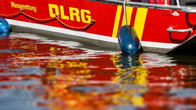Einsatzkräfte von DLRG, Feuerwehr, Polizei und Rettungsdienst waren an der Suchaktion beteiligt. (Symbolbild)