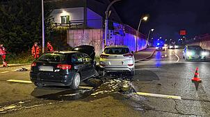Der schwarze Audi und der helle Hyundai sind in der Wieselsbergstraße heftig kollidiert.