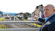 Gerhard Roloff, hier auf der Kolpingbrücke, zeigt auf das Bahnhofareal, für das er etliche Vorschläge erarbeitet und bereits etliche ...