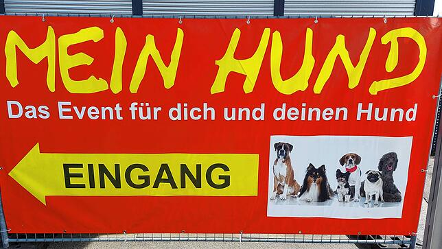 Dieses Schild weist Besuchern den Weg zur Messe.