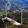 Soll es mehr Windräder im Hotzenwald geben? Das Luftbild zeigt zwei Windkraftanlagen der Windpark EnBW, nahe Häusern am 11. Mai 2024.