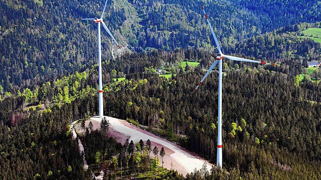 Soll es mehr Windräder im Hotzenwald geben? Das Luftbild zeigt zwei Windkraftanlagen der Windpark EnBW, nahe Häusern am 11. Mai 2024.