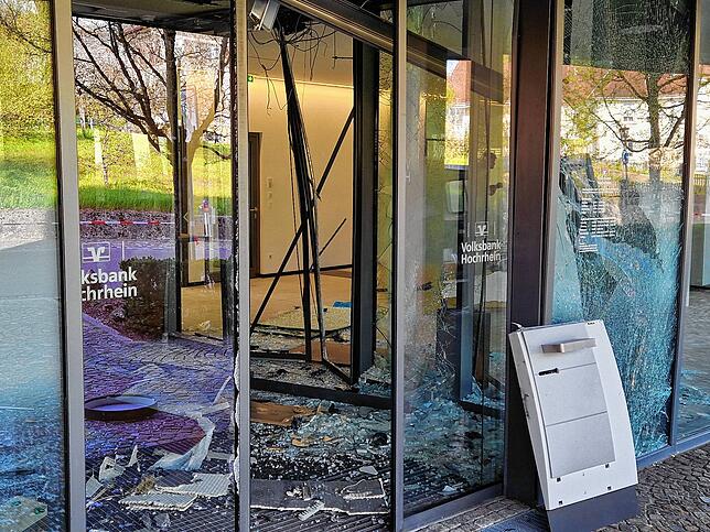 Bild 19: Sprengung der Filiale der Volksbank Hochrhein in Albbruck: Erdrückende Bilder vom Tatort