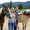 Grund zur Freude: Der Therapiehof Hegau in Worblingen ist offiziell eröffnet. Von links nach rechts: Leiterin Annette Gomolla, Bonni, ...