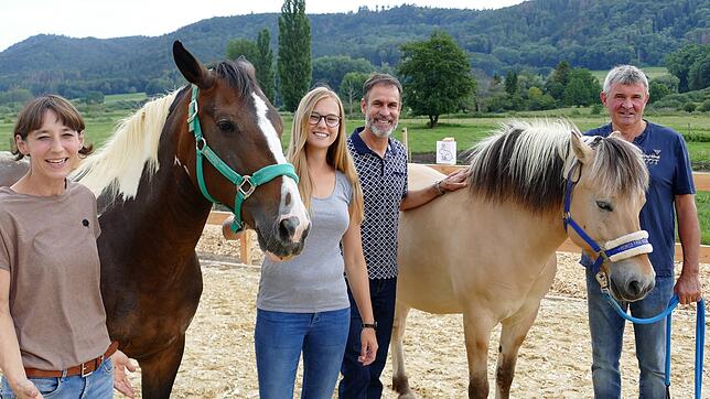 Grund zur Freude: Der Therapiehof Hegau in Worblingen ist offiziell eröffnet. Von links nach rechts: Leiterin Annette Gomolla, Bonni, ...