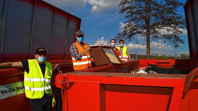 Vor allem Altmetall und Holz wird in großen Mengen angeliefert, wissen die Wertstoffhofmitarbeiter. Von links: Peter Lehmann, Robert ...