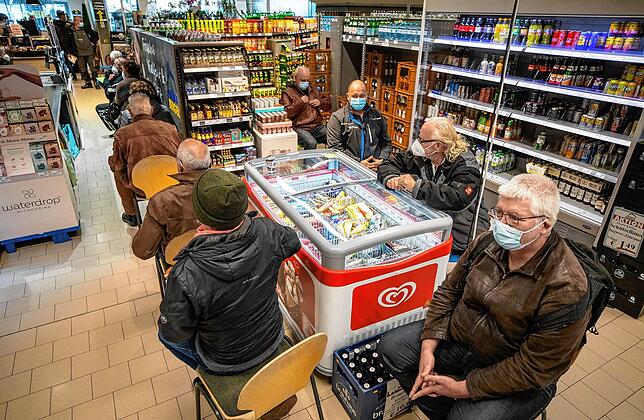 Menschen warten in einem Supermarkt auf ihre Impfung mit dem Impfstoff Astrazeneca. Eine Ärztin verimpft mit ihrem Team rund 250 Dosen ...