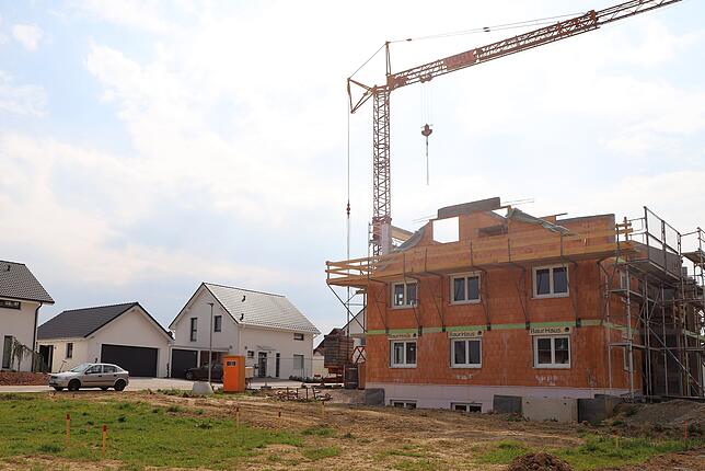 Gebaut wird in Dettighofen viel und fast immer. Hier entsteht gerade ein weiteres Wohnhaus in einer seit Jahren wachsenden Neubausiedlung.
