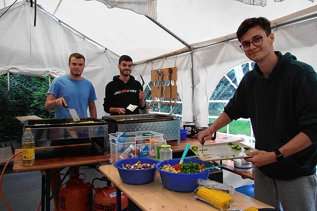 David Bubser, David Kirndorfer und Nicolai Kirndorfer (von links) bei der Vorbereitung für das große Grillbuffet.