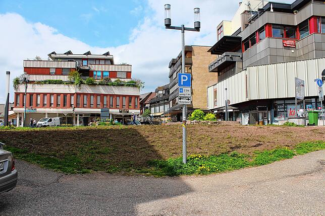An dieser Stelle soll später die Einfahrt zur Tiefgarage sein. Normalerweise würde hier schon sehr zeitnah gebaut werden.