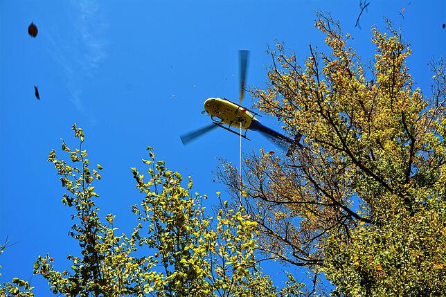 Das Seil am Hubschrauber kann bis zu 1500 Kilogramm Gewicht tragen.