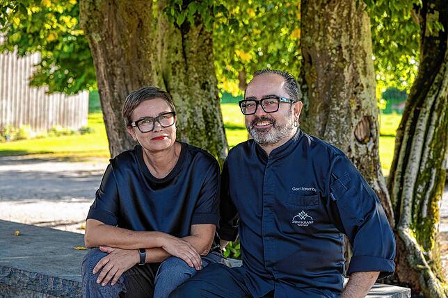 Manuela Fritz und Gerd Saremba führen den Kranz seit 25 Jahren.