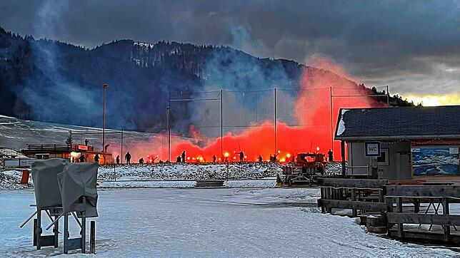 Hoher Schaden: Die von einer ortsfremden Gruppe auf dem Kunstrasenplatz des FC Bernau abgebrannte Pyrotechnik hat die Platzfläche derart ...