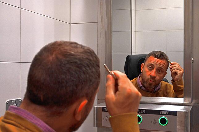 Mit dem Schlüssel deutet Christian Hüttenberger einen Kamm an. In der barrierefreien Toilette am Münster kann er erstmals auch den ...