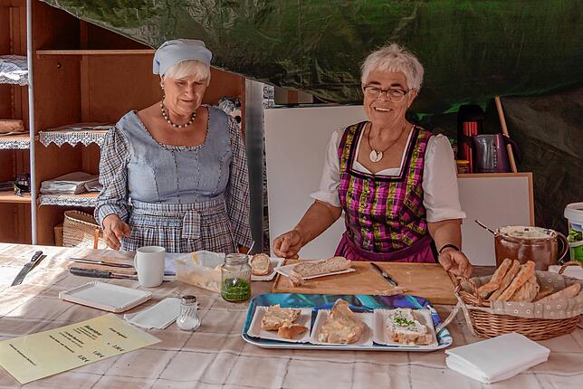 Die Frauen vom Museumsverein Weilheim backen Brot.