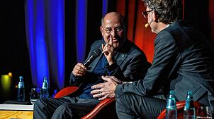 Linken-Politiker Gregor Gysi unterhält sich beim VS-Forum angeregt mit SÜDKURIER-Chefredakteur Stefan Lutz.